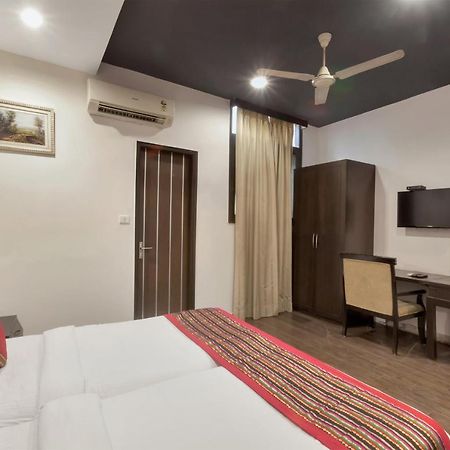 Oyo 9841 The Vivir 1 Hotel Ноида Екстериор снимка