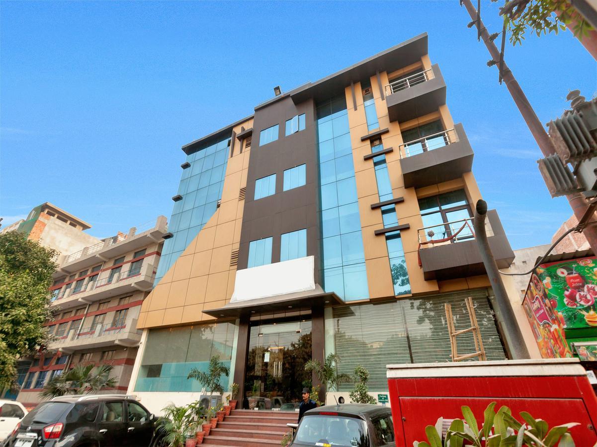 Oyo 9841 The Vivir 1 Hotel Ноида Екстериор снимка