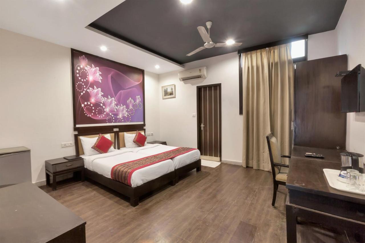 Oyo 9841 The Vivir 1 Hotel Ноида Екстериор снимка