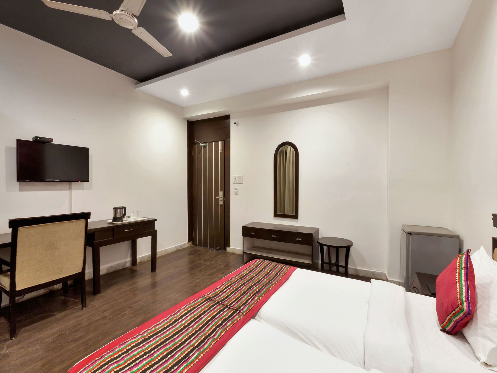 Oyo 9841 The Vivir 1 Hotel Ноида Екстериор снимка
